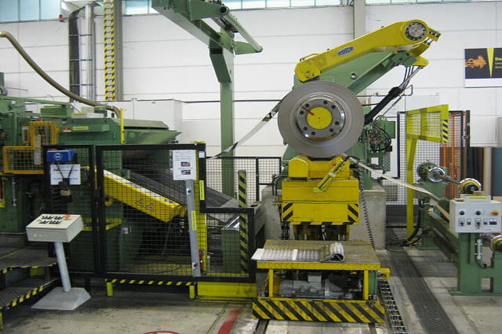 CUT-TO-LENGTH LINE - INCLUDING STRAIGHTENING, POLISHING AND GRINDING UNITS