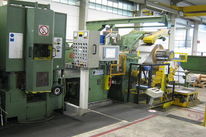 CUT-TO-LENGTH LINE - INCLUDING STRAIGHTENING, POLISHING AND GRINDING UNITS